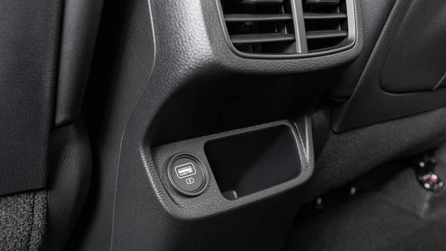 Сзади — еще одна розетка и кармашек для смартфона