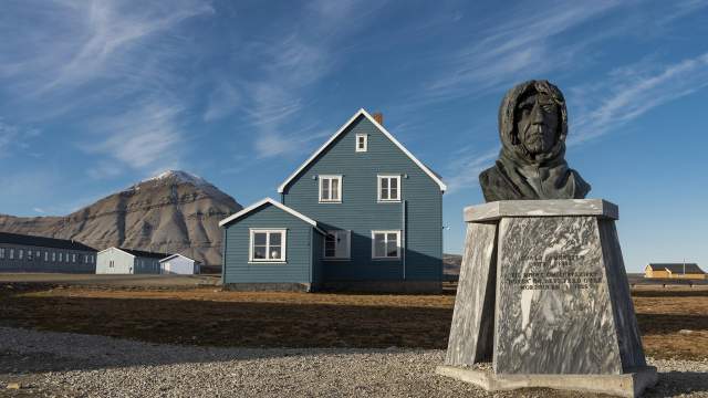 Памятник исследователю Руалью Амундсену
