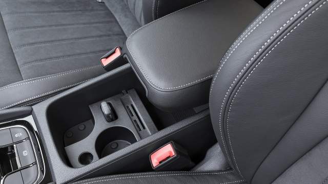 Под сдвижным подлокотником — съемная секция с подстаканниками