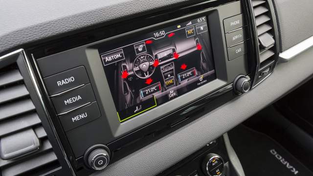 ... и более продвинутая мультимедийная система с большим экраном