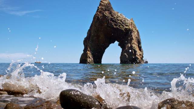 Скала Золотые ворота в Карадагском природном заповеднике в Крыму