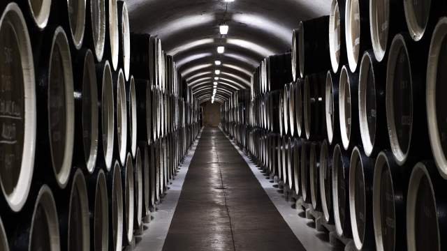 Дубовые бочки для вызревания вина марки "Херес" в подвале на винодельческом предприятии "Массандра" в Крыму