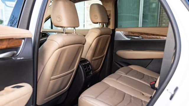 На заднем ряду просторно и есть дополнительная зона климат-контроля