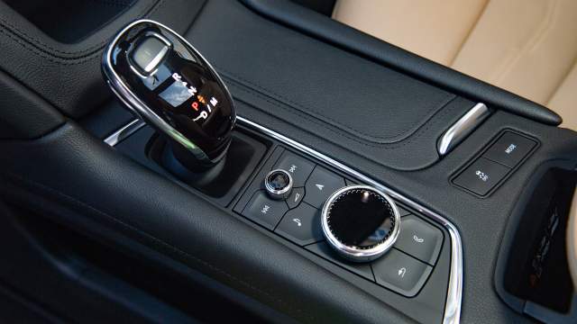 Мультимедийной системой теперь можно управлять с помощью блока из шайбы и клавиш. Справа — клавиша переключения ездовых режимов, по умолчанию XT5 переднеприводный