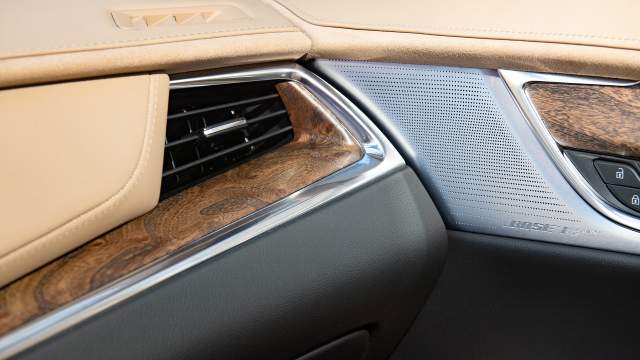 Салон дорогих версий отделан натуральными материалами — кожей и деревом