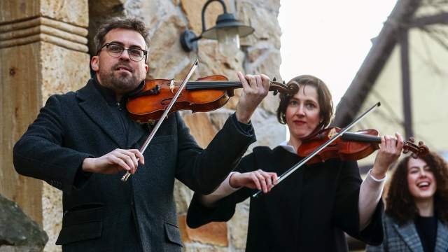 Люди играют на музыкальных инструментах на балконах в Германии