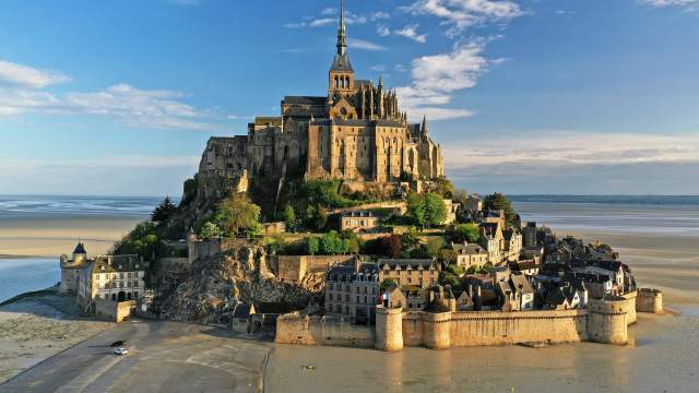 Карантин превращает Мон-Сен-Мишель в крепость-призрак
