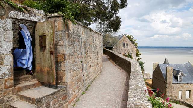Карантин превращает Мон-Сен-Мишель в крепость-призрак