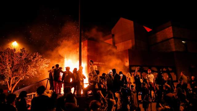 В Миннеаполисе протестующие сожгли полицейский участок