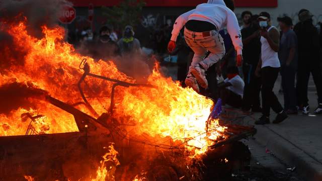 В Миннеаполисе протестующие сожгли полицейский участок