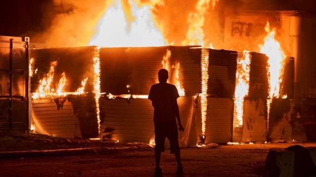 В Миннеаполисе протестующие сожгли полицейский участок