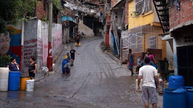 В связи с трудностями в водоснабжении, жители некоторых районов Каракаса вынуждены ждать дождя, чтобы иметь возможность получить воду