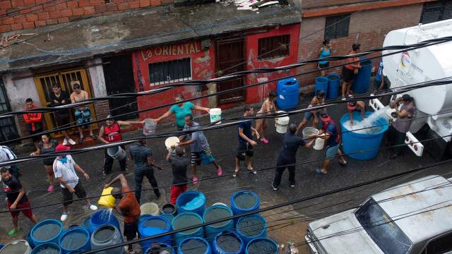 В связи с трудностями в водоснабжении, жители некоторых районов Каракаса вынуждены ждать дождя, чтобы иметь возможность получить воду