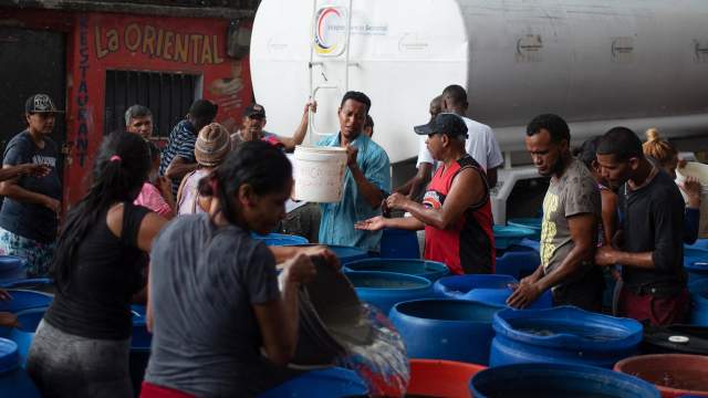 В связи с трудностями в водоснабжении, жители некоторых районов Каракаса вынуждены ждать дождя, чтобы иметь возможность получить воду