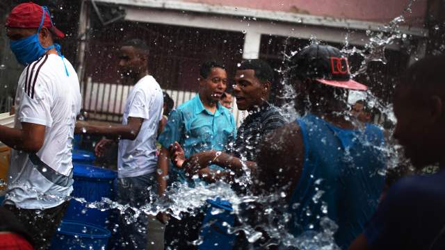 В связи с трудностями в водоснабжении, жители некоторых районов Каракаса вынуждены ждать дождя, чтобы иметь возможность получить воду