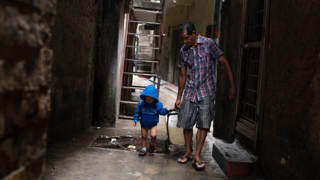 В связи с трудностями в водоснабжении, жители некоторых районов Каракаса вынуждены ждать дождя, чтобы иметь возможность получить воду