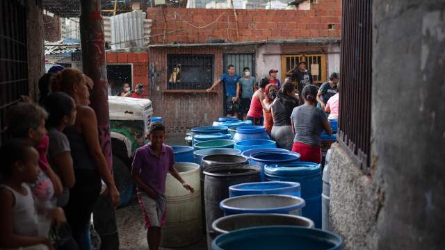 В связи с трудностями в водоснабжении, жители некоторых районов Каракаса вынуждены ждать дождя, чтобы иметь возможность получить воду