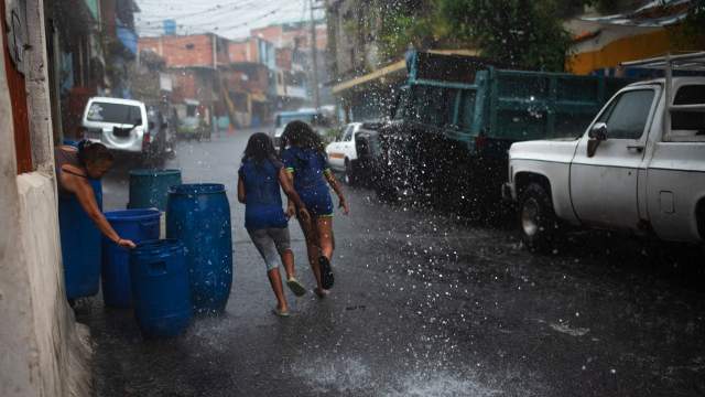В связи с трудностями в водоснабжении, жители некоторых районов Каракаса вынуждены ждать дождя, чтобы иметь возможность получить воду
