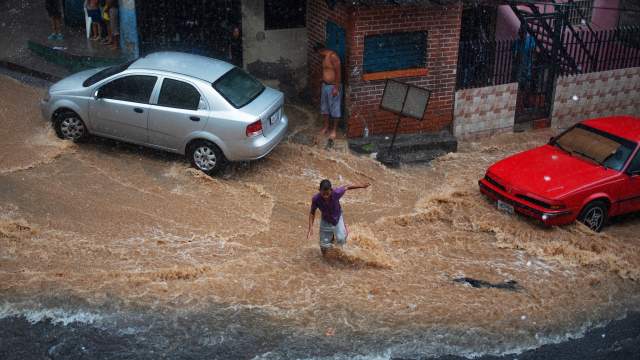 В связи с трудностями в водоснабжении, жители некоторых районов Каракаса вынуждены ждать дождя, чтобы иметь возможность получить воду