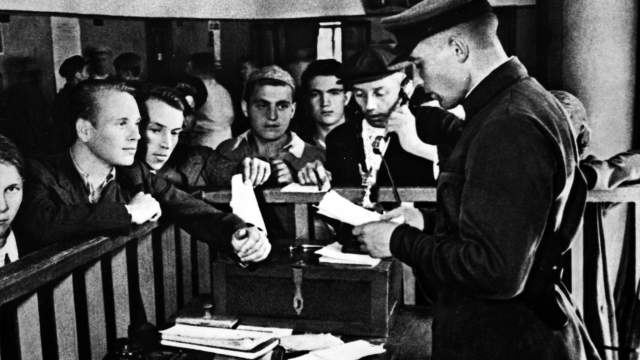 Запись добровольцев в Красную армию в Октябрьском райвоенкомате Москвы