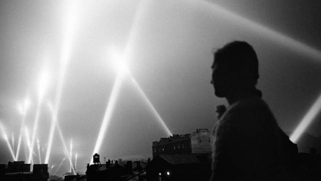  Лучи прожекторов войск ПВО освещают небо Москвы. Июнь 1941 года.
