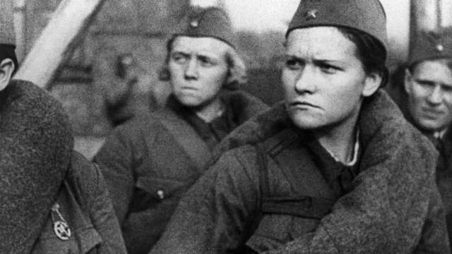 Великая Отечественная война 1941-1945 гг. Кадр из документального фильма "Москвичи в 1941 году". Женщины-ополченцы.