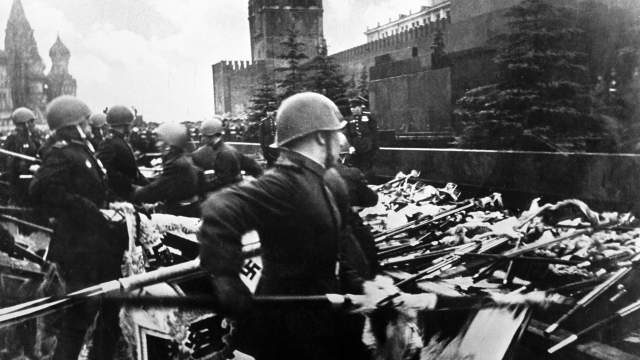 Участники парада Победы бросают к подножию Мавзолея В. И. Ленина немецкие знамена.