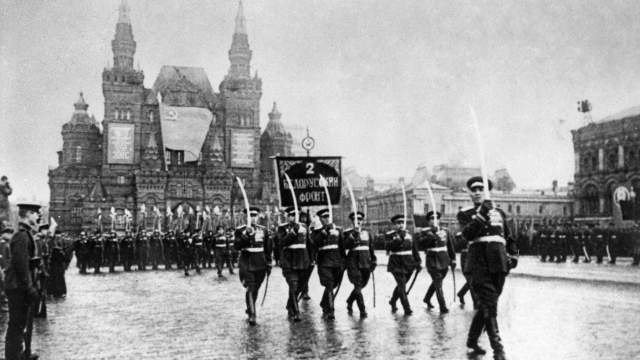 Церемониальный марш сводных полков фронтов на Красной площади 24 июня 1945 года