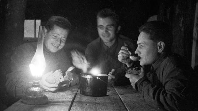 Обед во фронтовой землянке