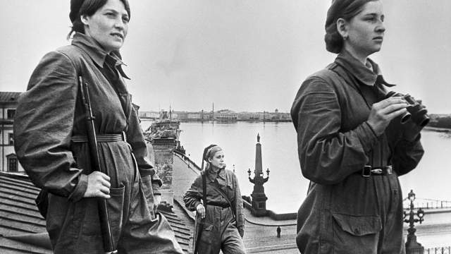 Блокада Ленинграда. Девушки-бойцы местной противовоздушной обороны (МПВО) несут боевое дежурство на крыше дома №4 по улице Халтурина (Миллионной) 