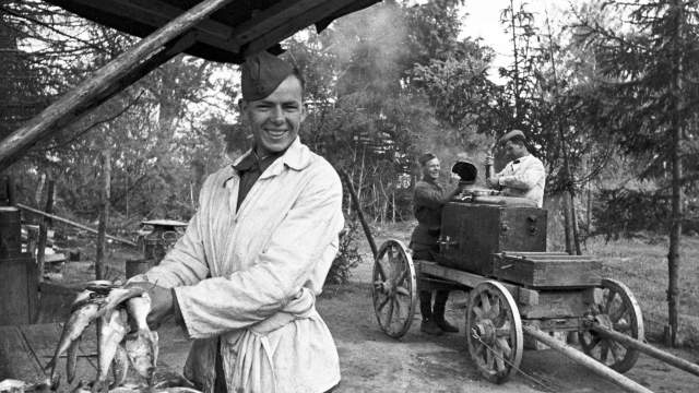 Ротный повар готовит рыбу. 