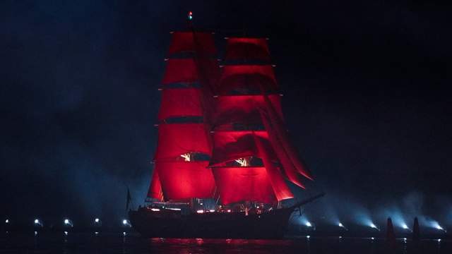 Бриг «Россия» в акватории Финского Залива во время праздника выпускников «Алые паруса»