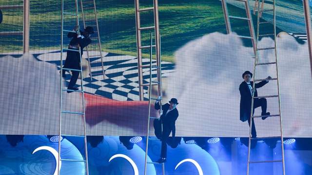 Выступление воздушных гимнастов 