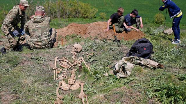 Работа поисковой группы на месте раскопок, где были найдены останки красноармейцев, погибших во Второй мировой войне