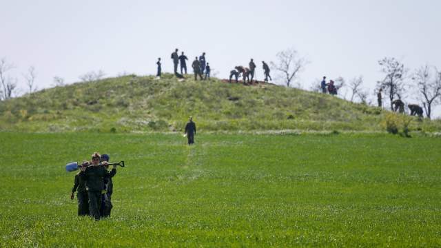 Работа поисковой группы на месте раскопок, где были найдены останки красноармейцев, погибших во Второй мировой войне
