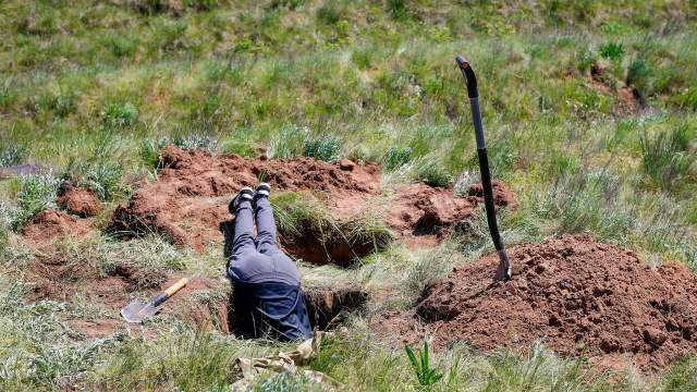 Работа поисковой группы на месте раскопок, где были найдены останки красноармейцев, погибших во Второй мировой войне