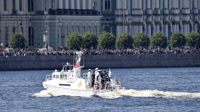 Праздничные парады в честь Дня Военно-морского флота России состоялись также еще на пяти главных базах страны — в Североморске, Каспийске, Севастополе, Балтийске и во Владивостоке