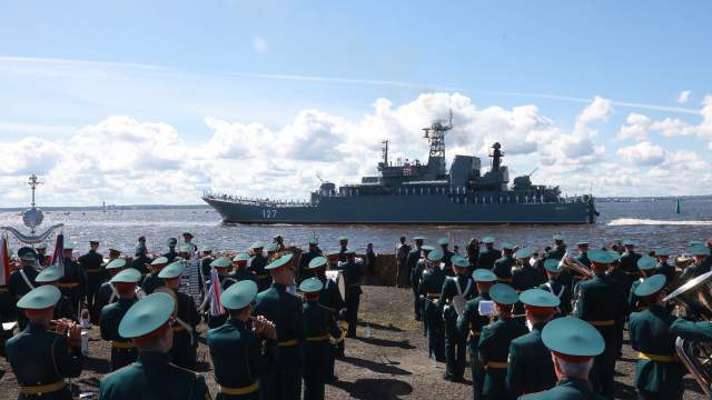 В том же году в акватории Финского залива был проведен первый парад в честь Дня ВМФ РФ, в котором участвовали моряки Балтийского, Черноморского, Северного, Тихоокеанского флотов и Каспийской флотилии