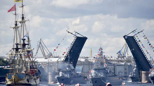 День ВМФ РФ считается профессиональным праздником всех, кто связан с морем, обеспечением боеготовности кораблей и частей Военно-морского флота России и, конечно же, всех тех, кто несет службу, охраняя морские рубежи нашей страны