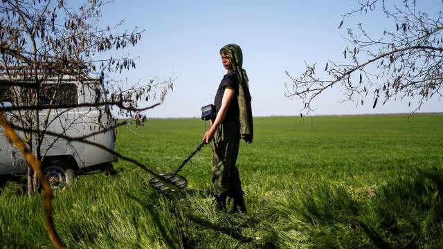 Работа поисковой группы на месте раскопок, где были найдены останки красноармейцев, погибших во Второй мировой войне