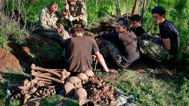 Работа поисковой группы на месте раскопок, где были найдены останки красноармейцев, погибших во Второй мировой войне