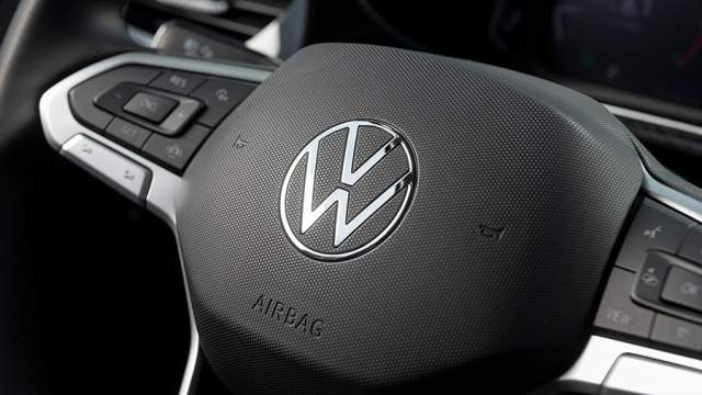 Материал ступицы руля выглядит дешево