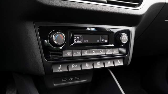 Теперь почти все кнопки сосредоточены в нижней части консоли. Ниже — два разъема USB-C