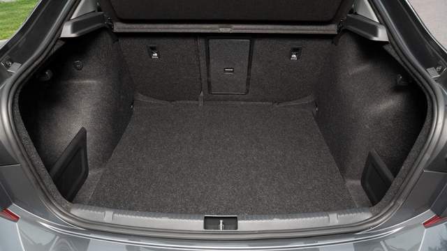 В багажнике есть лючок для длинномеров. Если сложить спинки сидений погрузочный объем вырастет до 1460 литров