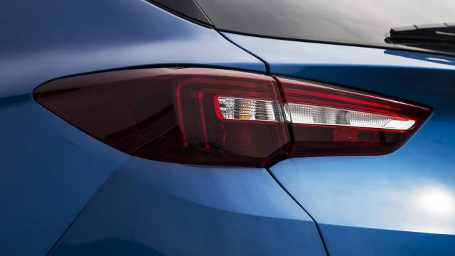 Крышка багажника — пластиковая