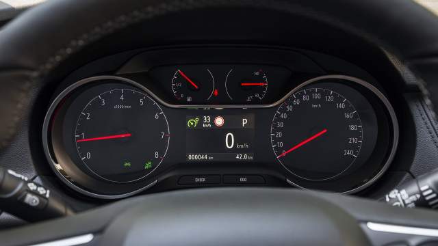 Приборов много и они аналоговые, небольшой экранчик расположен по центру