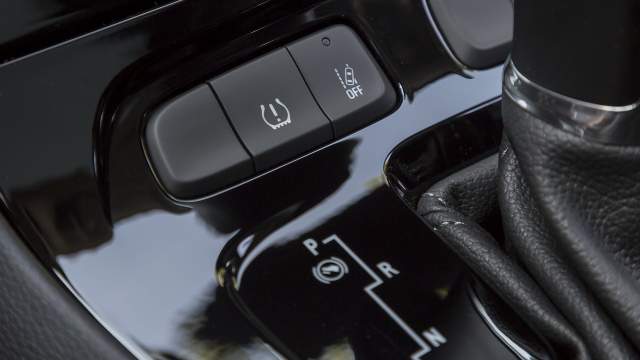 Рычаг «автомата» двигается по ступенчатому пазу