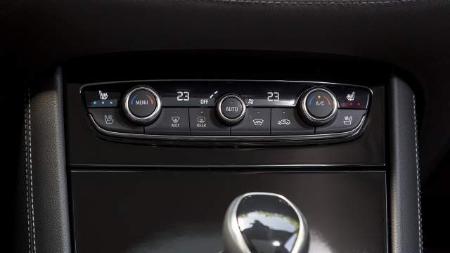 В «базе» кондиционер, климат-контроль предлагают в средней комплектации