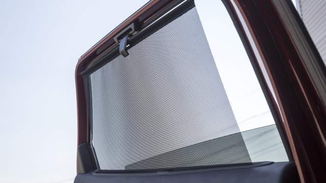 Задние двери снабжены шторками