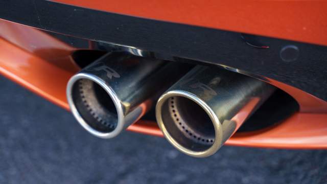 Признак версии R — четыре патрубка с гравировкой